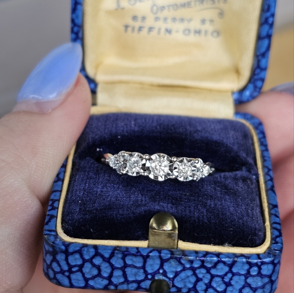 10k white gold diamond ring size 7. Stamped 10k. Excellent condition. Graduated